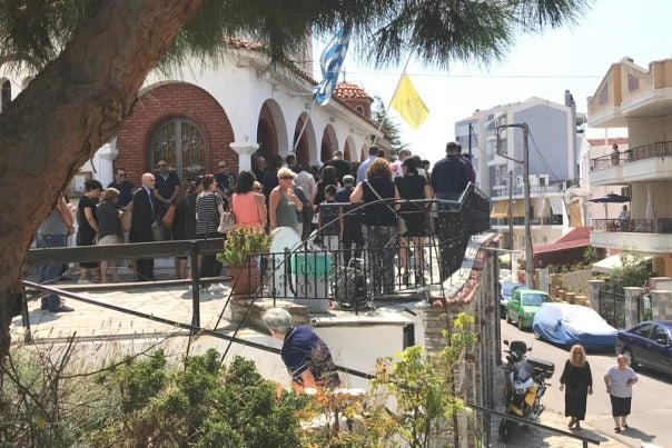 Σπαραγμός στην κηδεία του μικρού Στράτου Ραφαήλ – Τελευταίο αντίο στο βασανισμένο παιδί (εικόνες)